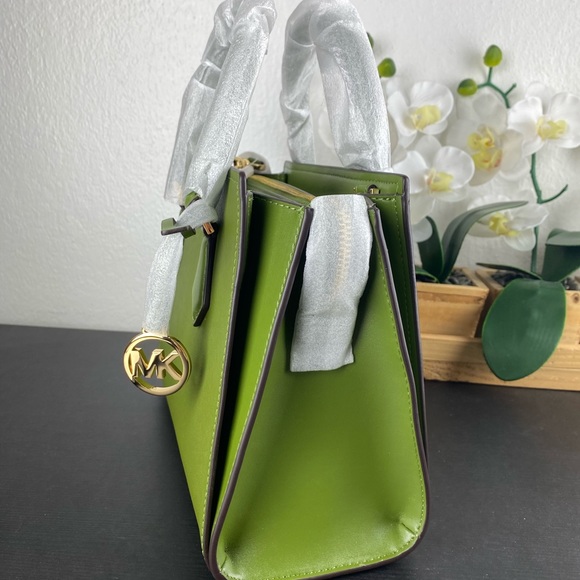 Michael Kors Hope Medium Messenger - Picture 3 of 10